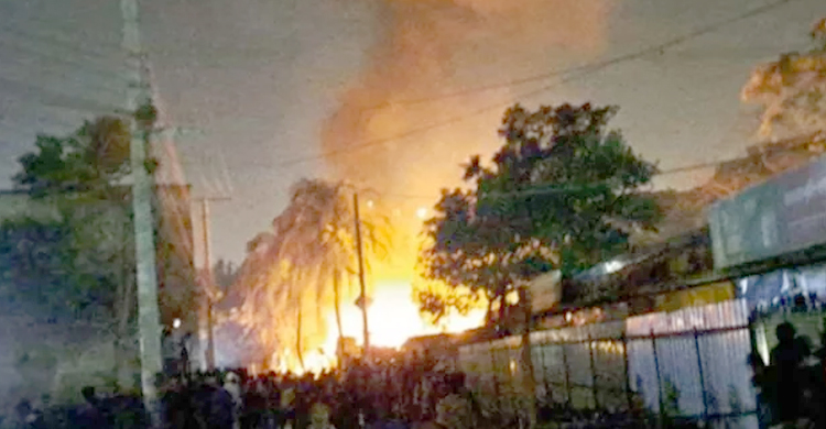 চট্টগ্রামে অ গ্নি কা ণ্ডের  সময় ধোঁ*য়ায় দ মব ন্ধ হয়ে স্বামী-স্ত্রীর মৃ ত্যু