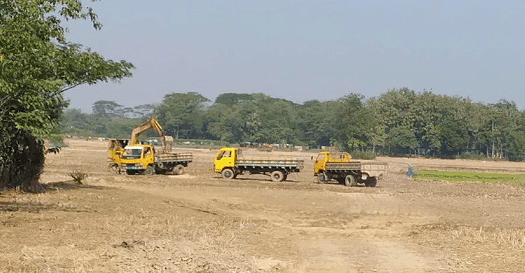 রাজনগরে অবাধে  বিক্রি হচ্ছে আবাদি জমির মাটি, ক্ষ*তিগ্রস্ত গ্রামীন রাস্তাঘাট