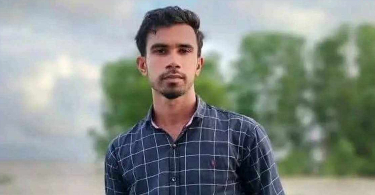 পটুয়াখালিতে ফুটবল খেলতে গিয়ে ট্রলার ডুবি, নি খোঁ জ যুবক