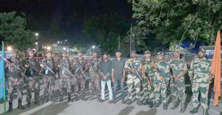 লালমনিরহাটের সী মা ন্ত থেকে  ধরে নেওয়া ২ জনকে ফেরত দিয়েছে  (বিএসএফ) 