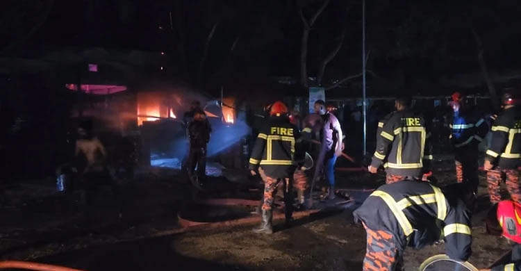 ঝিনাইদহে ৪ টি ব্যবসায় প্রতিষ্ঠানে ভ য়া ব হ আ গু ন