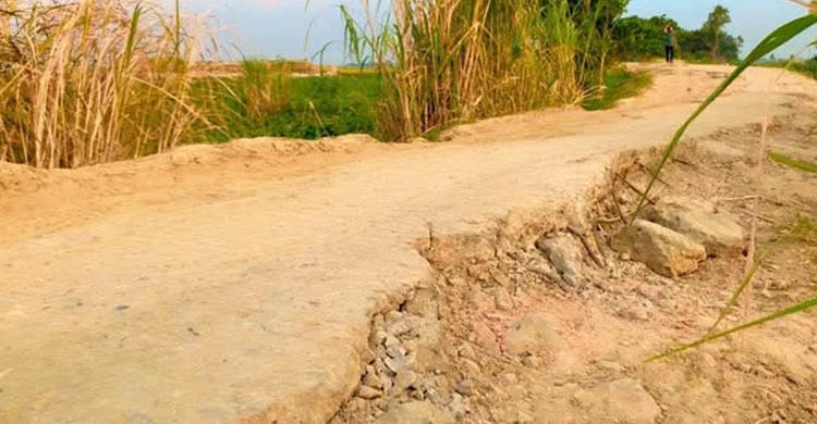 আজমিরীগঞ্জে সড়ক যেন ম র ণফাঁ দ