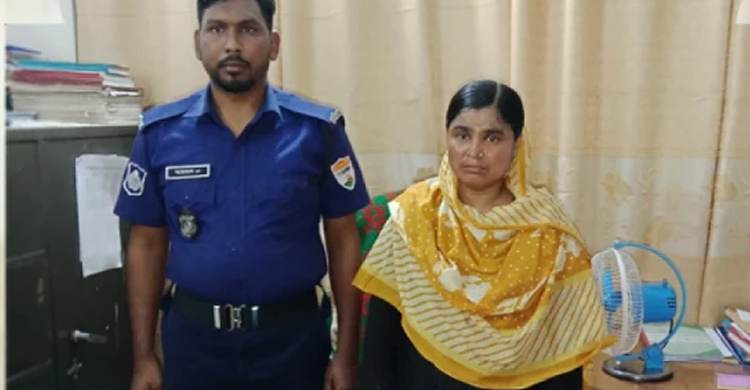 রেলস্টেশনে বসুন্ধরা টিস্যুর প্যাকেটে ৪০০ ই য়া বা, নারী গ্রে প্তা র