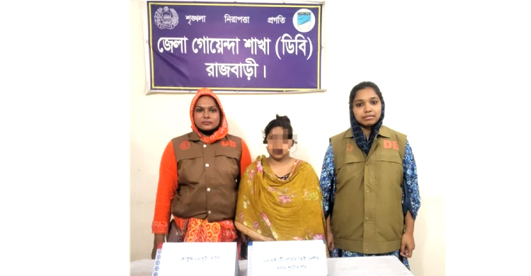 প লা তক আ সা মি র বাড়ি থেকে অ স্ত্র সহ নারী গ্রে প্তা র