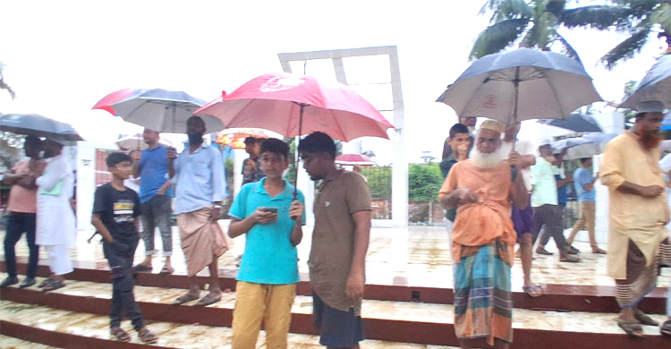 বরগুনায় শহীদ মিনারে হাট!&mdash;জাতীয় স্মৃতির অ প মা ন নিয়ে তো ল পা ড়