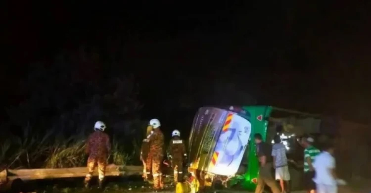 মালয়েশিয়ায় বাস দু  র্ঘট না য় ১৫ শিক্ষার্থী নি হ ত, আ হত  ৪৮