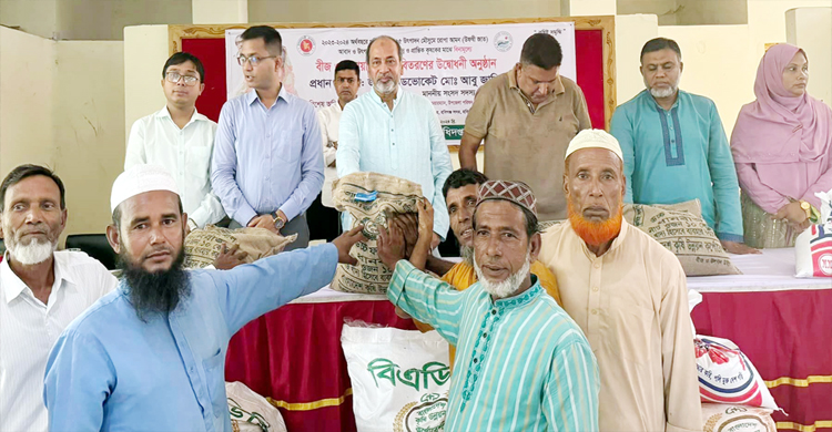 হবিগঞ্জে দেড় হাজার কৃষক পেল বিনামূল্যের সার বীজ