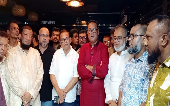 জিন্দাবাজারে শপিং সেন্টারে আগু/ন, ক্ষ/তিগ্রস্তদের পাশে ব্যবসায়ী নেতারা