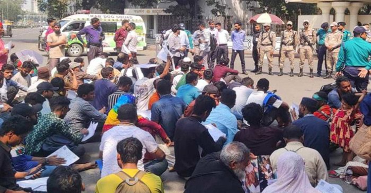 প্রধান উপদেষ্টার কার্যালয়ের সামনে অ ভ্যু ত্থা নে আ হ*ত দে র অবস্থান