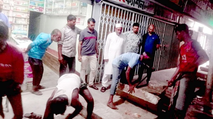 হবিগঞ্জ শহরে রাত্রিকালীন পরিচ্ছন্নতা কাজ পরিদর্শন করেন মেয়র সেলিম