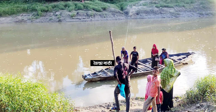 একটি সেতু না থাকায় ১৫ গ্রামের মানুষের ভোগান্তি