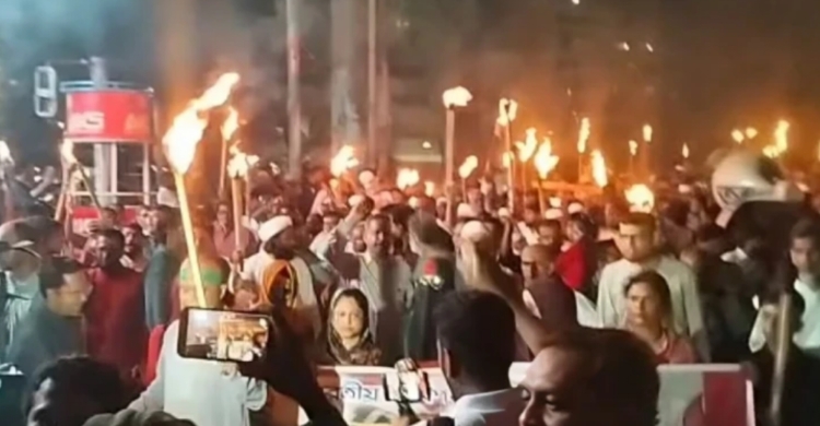 ভা র তী য় দূতাবাস ঘেরাওয়ের ঘোষণা, গুলশান-১ এ পু*লিশের ব্যারিকেড