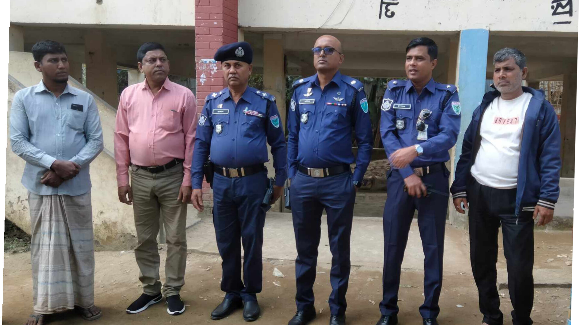 লাখাইয়ে ভোট কেন্দ্র পরিদর্শন করেন অতিরিক্ত পুলিশ সুপার