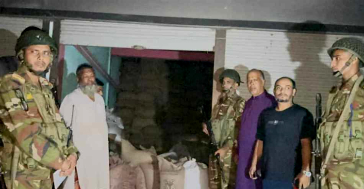 বানিয়াচংয়ে গভীর রাতে সেনাবাহিনী-পুলিশের যৌথ অ ভি যা নে ৭৪ বস্তা চাল জ ব্দ