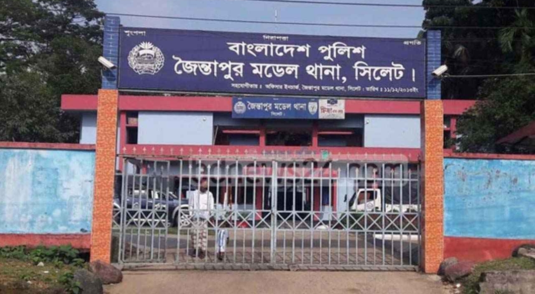 জৈন্তাপুরে লরি থেকে পড়ে এস্কেভেটরের নিচে চা/পা পড়ে চালকের মৃ/ত্যু