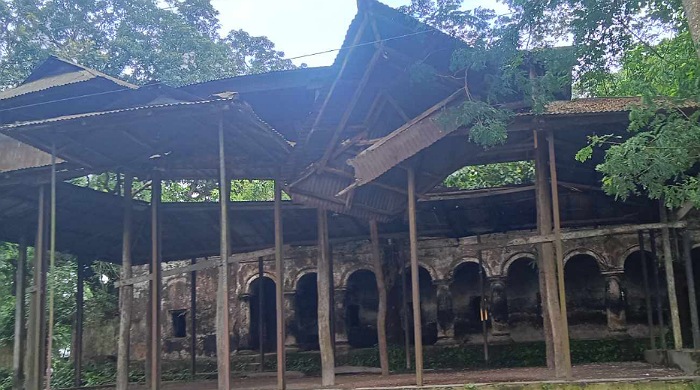 জমিদারের বাড়ি এখন মা দ ক সেবী ও জু য়া ড়িদের আস্তানা 