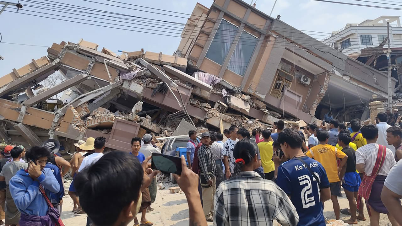 ধ্বংসস্তূ*পের নিচে থাকারা কাঁদছেন, খালি হাতেই চলছে বাঁচানোর চেষ্টা