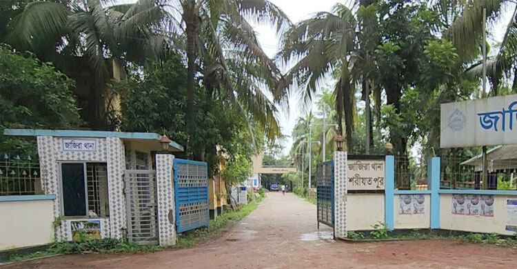 জাজিরায় পারিবারিক কলহে স্ত্রীকে কু পি য়ে হ ত্যা, স্বামী আ ট ক