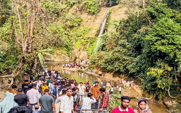 ঈদে পর্যটকদের ঢল, কমেনি মাধবকুণ্ড জলপ্রপাত-এর আকর্ষণ