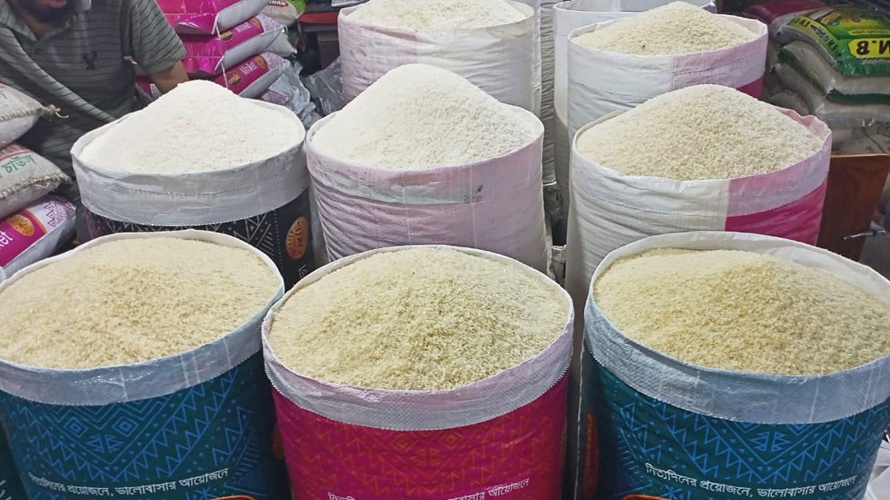 ভারত থেকে এলো সাড়ে ১০ হাজার টন সেদ্ধ চাল
