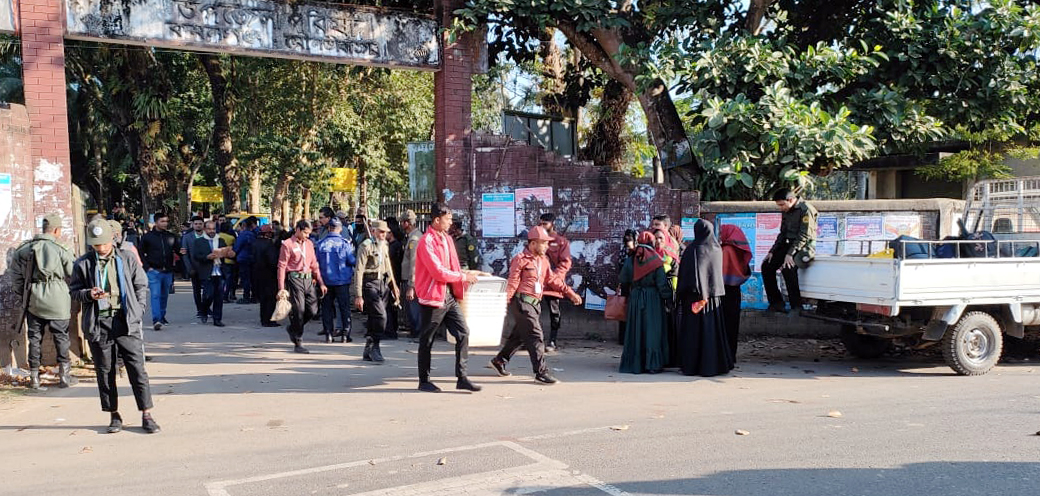 মৌলভীবাজার কেন্দ্রে কেন্দ্রে যাচ্ছে ব্যালট পেপার ও ভোটার সরঞ্জামাদি