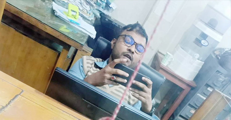 গ্রাহককে দাঁড় করিয়ে রেখে দেড় ঘণ্টা গেম খেললেন ব্যাংক কর্মকর্তা