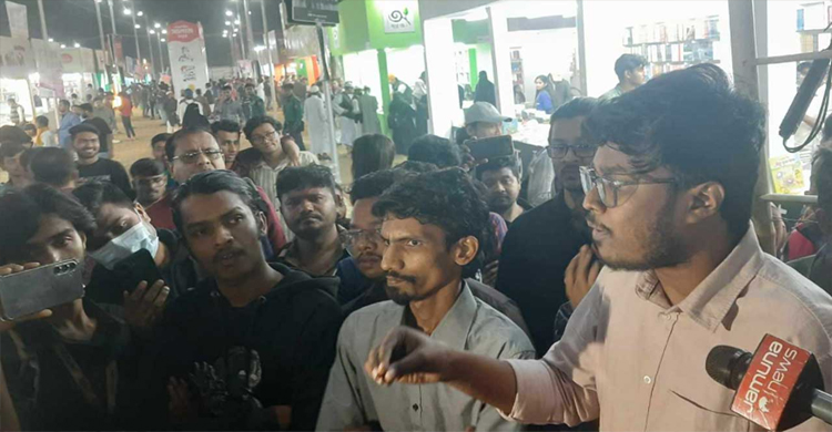 লেখককে বি তা ড়ি ত করার প্র তি বা দে বাম সংগঠনের বি ক্ষো ভ