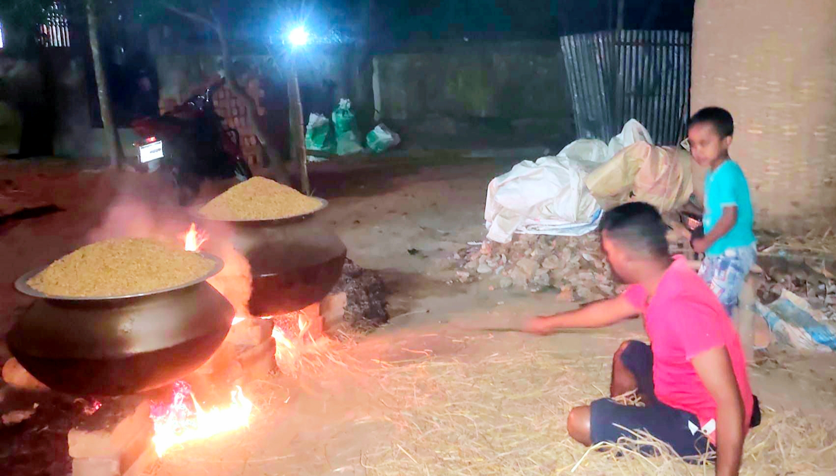 মৌলভীবাজারে ধান কাটা ও মাড়াই উৎসবে মেতেছেন চাষিরা