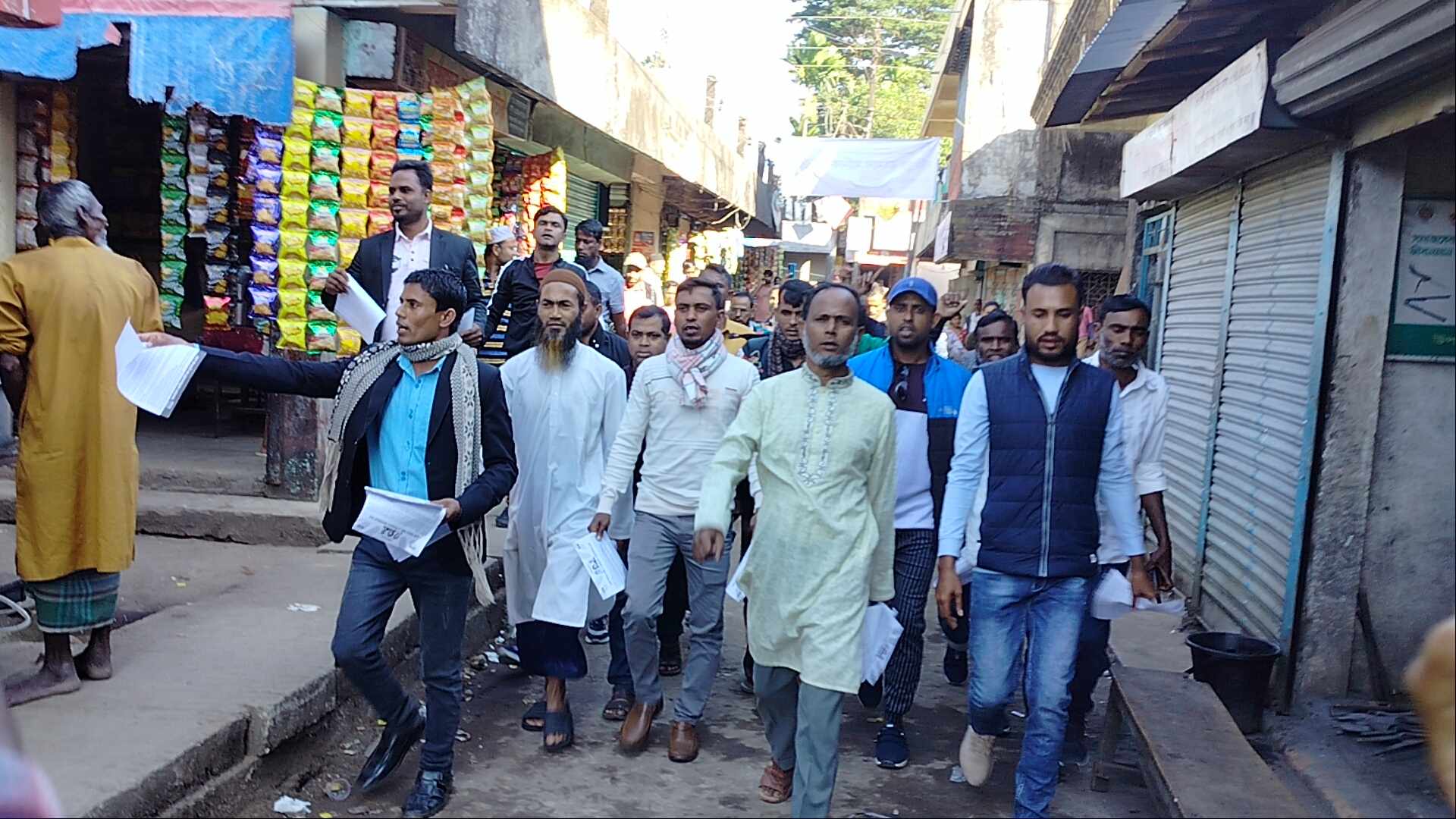 দোয়ারাবাজারে নির্বাচন বর্জনের আহ্বান জানিয়ে বিএনপির লিফলেট বিতরণ