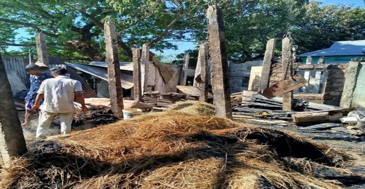 জামালগঞ্জে এক পরিবারের ৩ বসতঘর পু ড়ে ছা ই