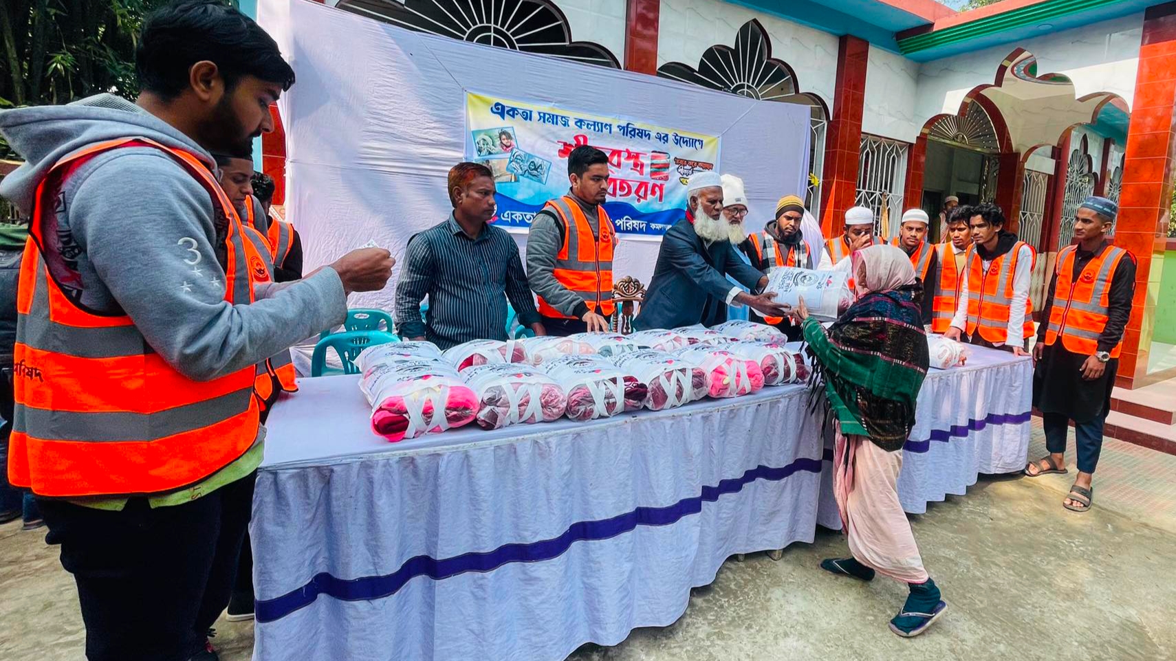 কমলগঞ্জে একতা সমাজকল্যাণ পরিষদের উদ্যোগে শীতবস্ত্র বিতরণ