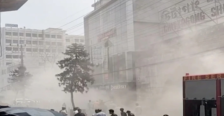 চট্টগ্রামে ভ য়া বহ অ গ্নি কাণ্ড, আ গুন  নিয়ন্ত্রণে ৫ ইউনিট মাঠে
