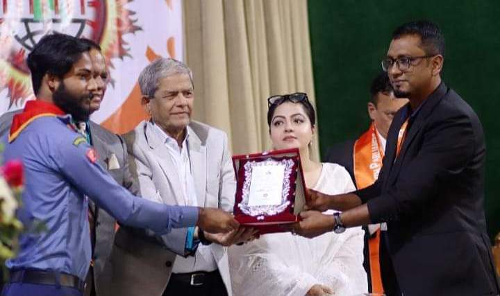 শ্রেষ্ঠ যুব সংগঠকের অ্যাওয়ার্ড পেলেন বড়লেখার রাসেল