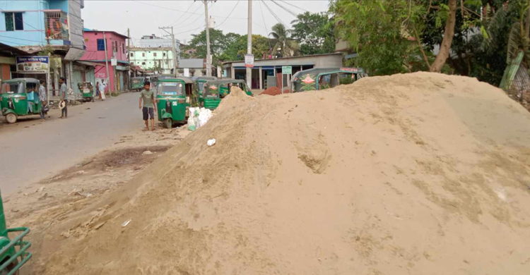 মাধবপুরে সড়কের পাশে বালি রেখে ব্যবসা করার অভিযোগ