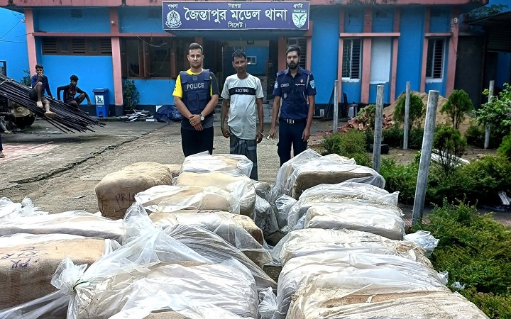 জৈন্তাপুরে বালুবাহী ট্রাক থেকে ৪৩৪১ পিস ভারতীয় শাড়ি জব্দ, আটক ১