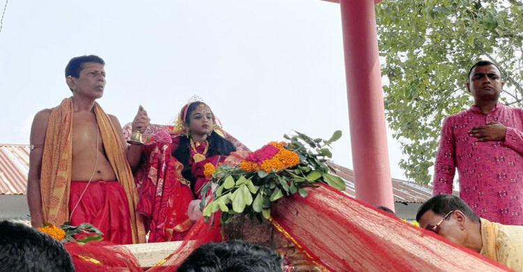 মহা অষ্টমীতে কুমারী পূজা অনুষ্টিত