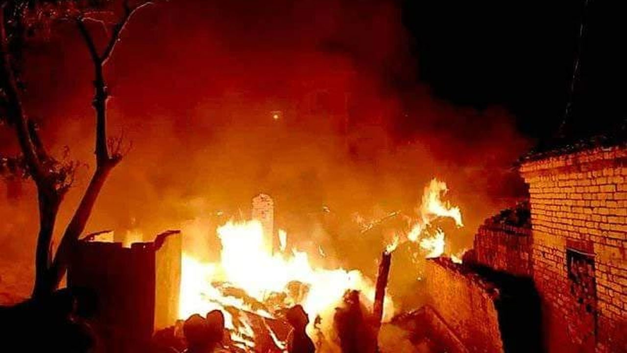 বিয়ে করায় সাবেক স্বামীর বাড়িতে আ গু ন ধরিয়ে দিলেন নারী