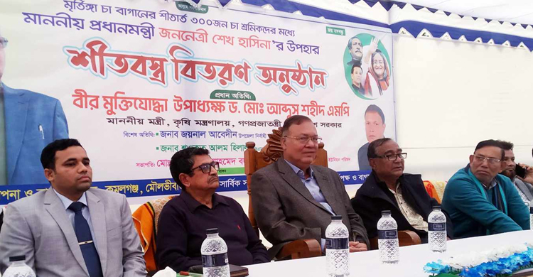 কমলগঞ্জে চা শ্রমিকদের মাঝে কম্বল বিতরণ করলেন কৃষিমন্ত্রী
