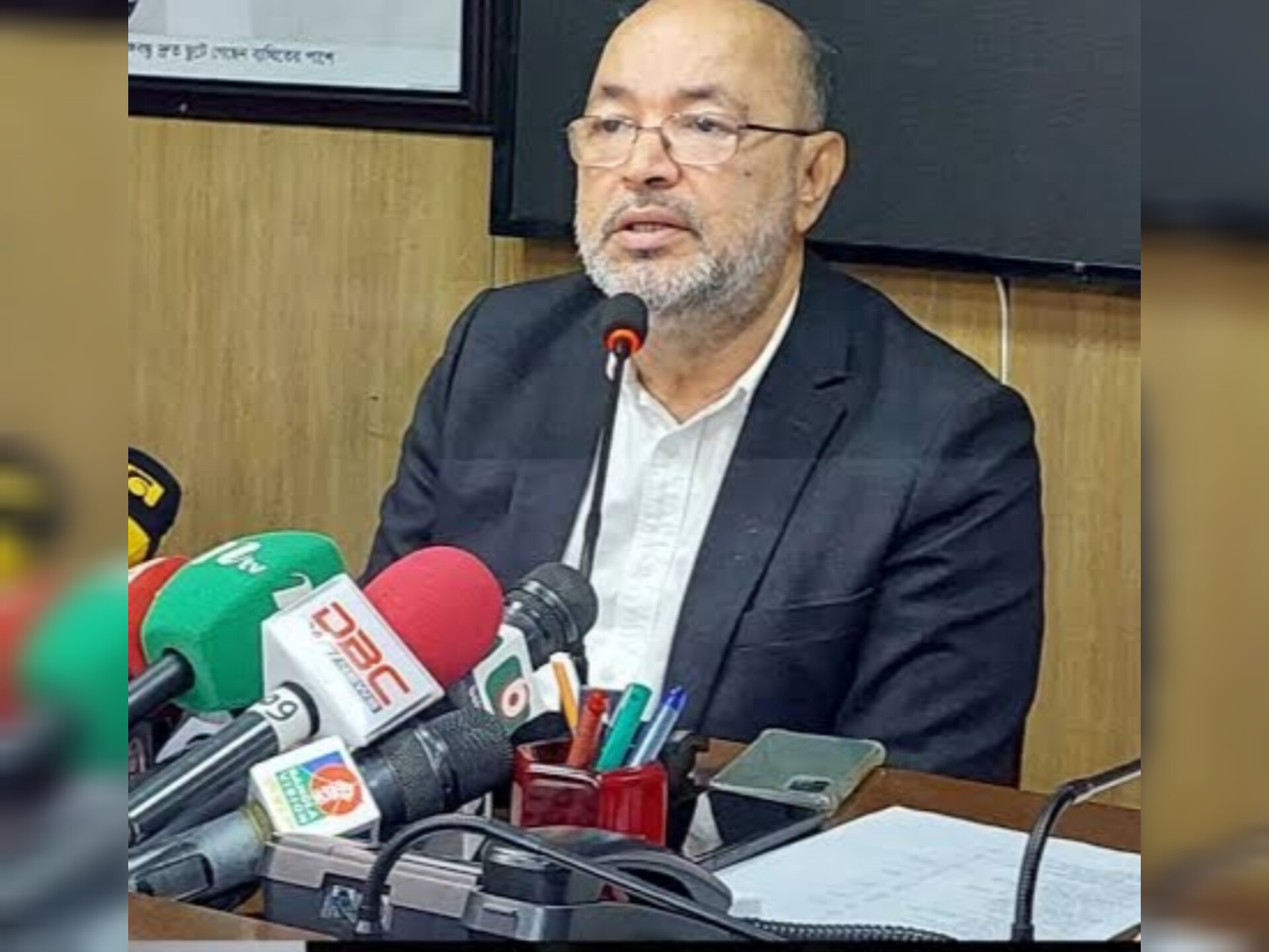 রাতেই আঘাত হানতে পারে ঘূর্ণিঝড় হামুন : দুর্যোগ প্রতিমন্ত্রী
