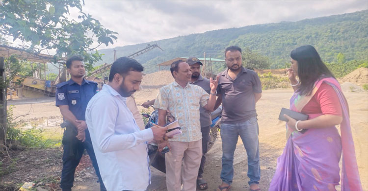 জৈন্তাপুরে অবৈধ বালু উত্তোলনের বিরুদ্ধে অভিযান, ১০ টি নৌকা ধ্বংস