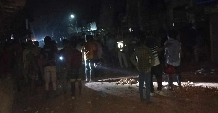 বাহুবলে রাতে টর্চ লাইট জ্বালিয়ে সং ঘ র্ষ, অর্ধশতাধিক লোক আ হ ত