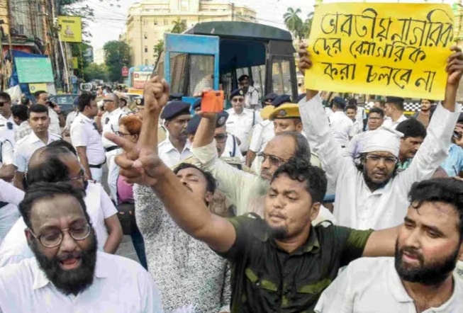 ভোটার তালিকা  ছাঁটাই ঘিরে পশ্চিমবঙ্গে তুমুল বিতর্ক