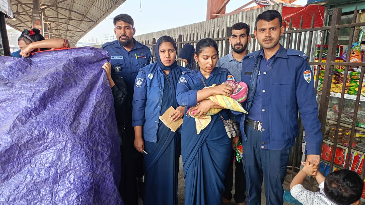 ট্রেনে যাত্রীর প্রসব বে দ না, পু লি শে র সহায়তায় নবজাতকের জন্ম