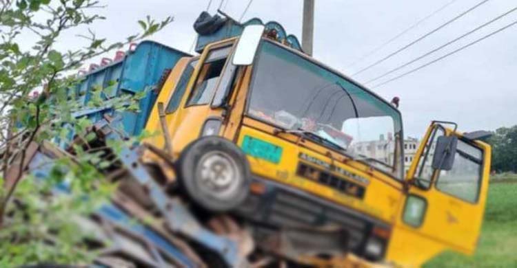 মাধবপুরে দুই ট্রাকের সং ঘ র্ষে হেলপার নি হ ত