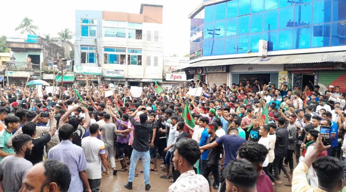 শিক্ষার্থীদের হ ত্যা ও গ্রে ফ তা রের প্রতিবাদে নবীগঞ্জ শহরে শিক্ষার্থীর মিছিল
