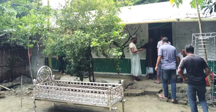চট্টগ্রামে বাবার মৃ ত্যু র দিনে পরীক্ষা দিলেন নুসরাত, মন কাঁদাল সবার