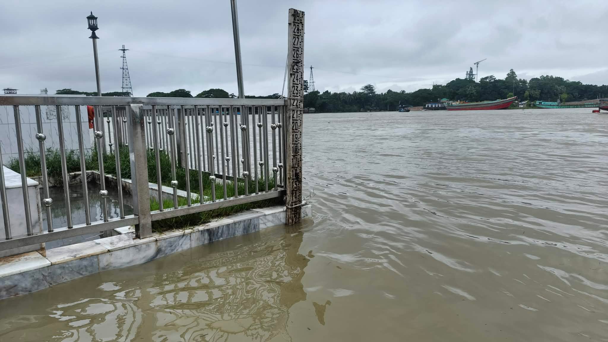 ছাতকে বিপৎসীমার ওপরে সুরমার পানি, বন্যার শ'ঙ্কা