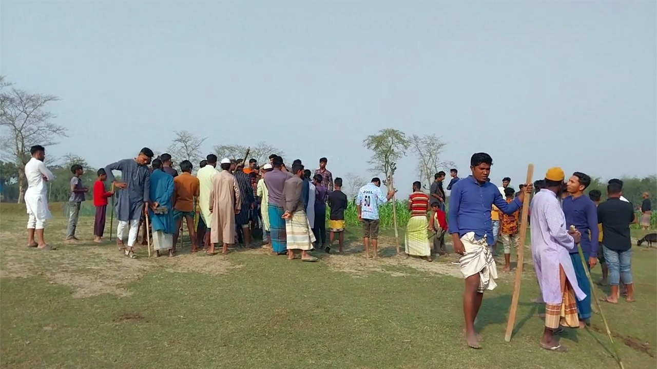 বাংলাদেশে ঢুকে বি*এসএফের লা ঠি চা র্জ