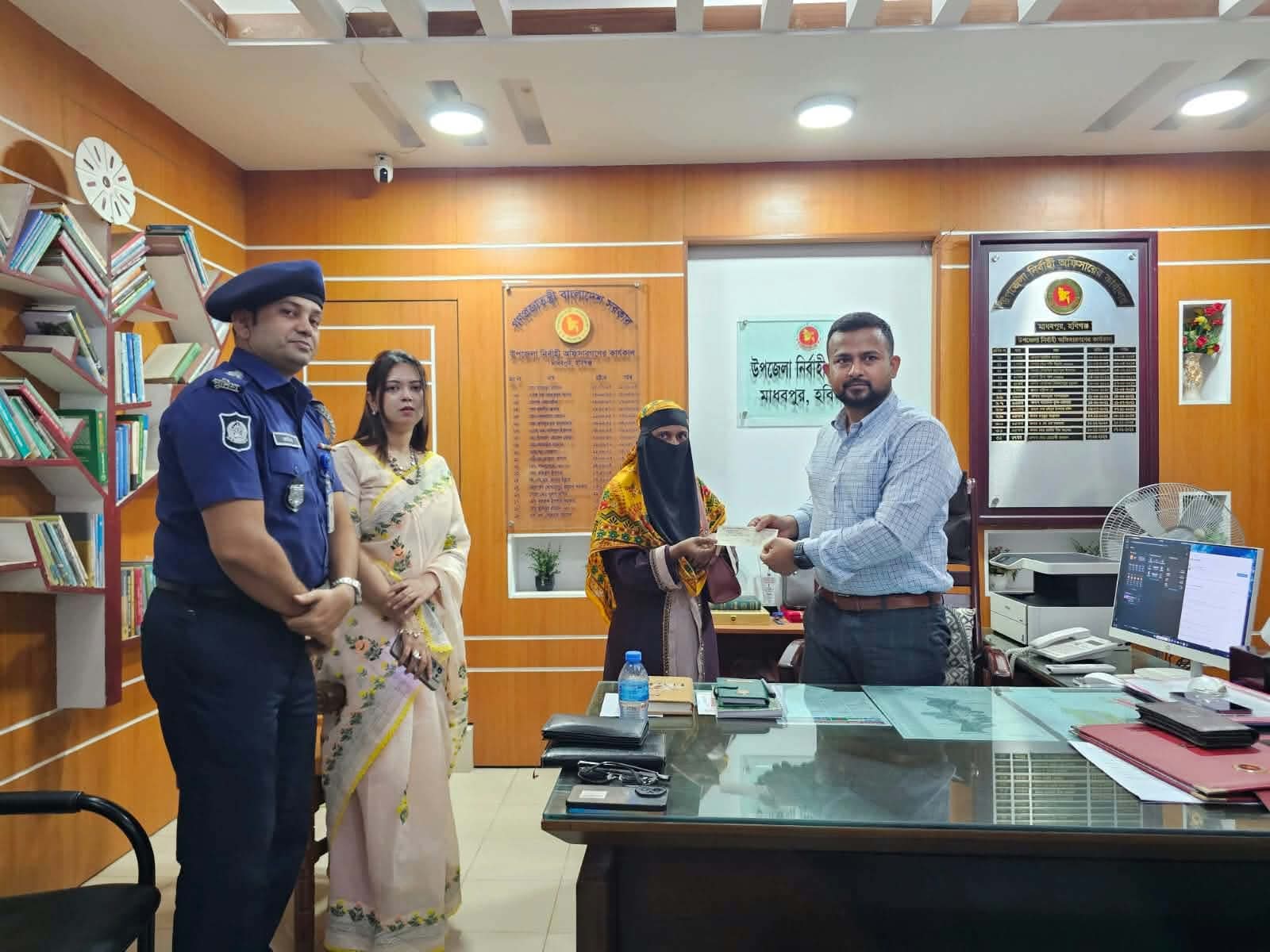 সৌদি ফেরত নি/র্যাতিত রেহেনাকে ১০ হাজার টাকা সহায়তা দিলেন ইউএনও