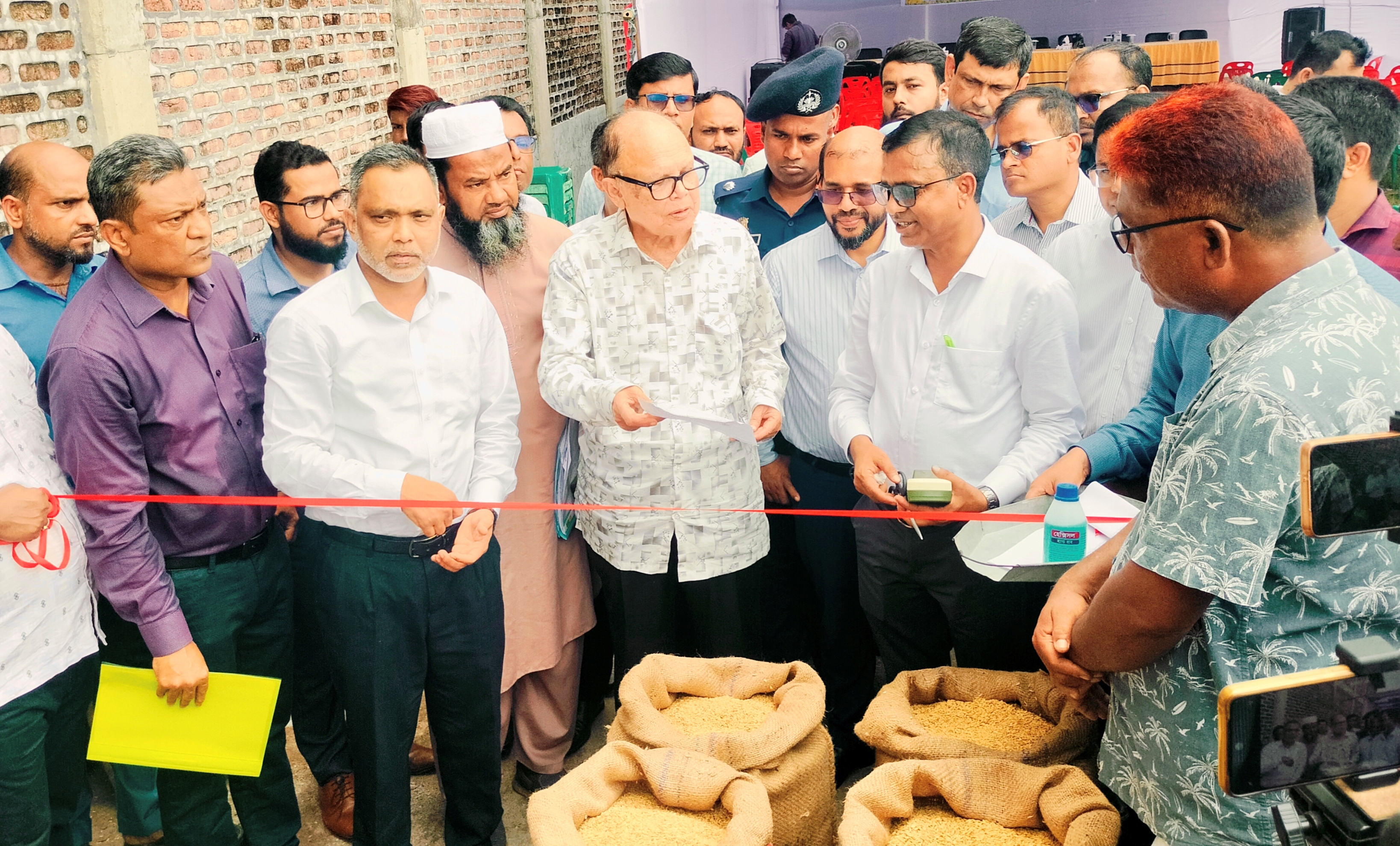 কৃষকরা হ*য়রানির শি*কার হলে ব্যবস্থা নেওয়া হবে : শান্তিগঞ্জে খাদ্য উপদেষ্টা 